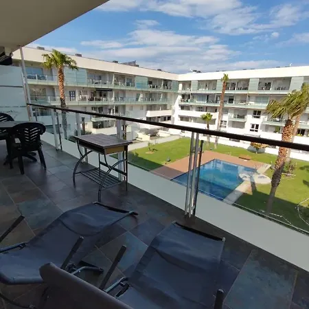 Proche Commerces Avec Grande Terrasse Et Piscine