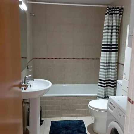 Apartman Proche Commerces Avec Grande Terrasse Et Piscine *