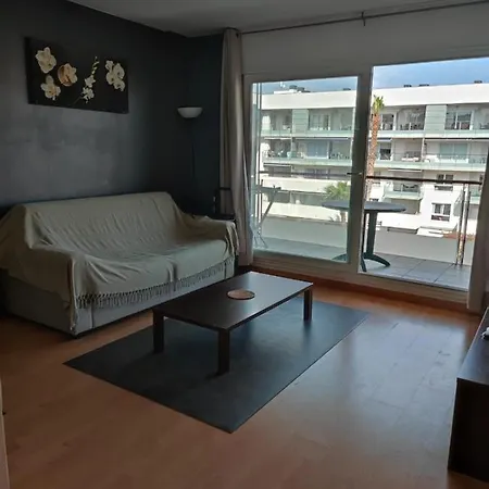 Proche Commerces Avec Grande Terrasse Et Piscine Appartement
