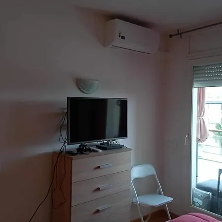 Proche Commerces Avec Grande Terrasse Et Piscine Appartement Roses